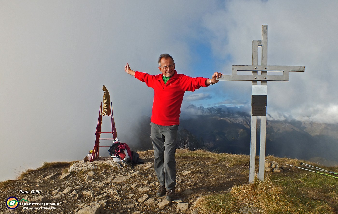 70 Alla Croce e Madonnina di vetta del Monte Sodadura (2011 m).JPG